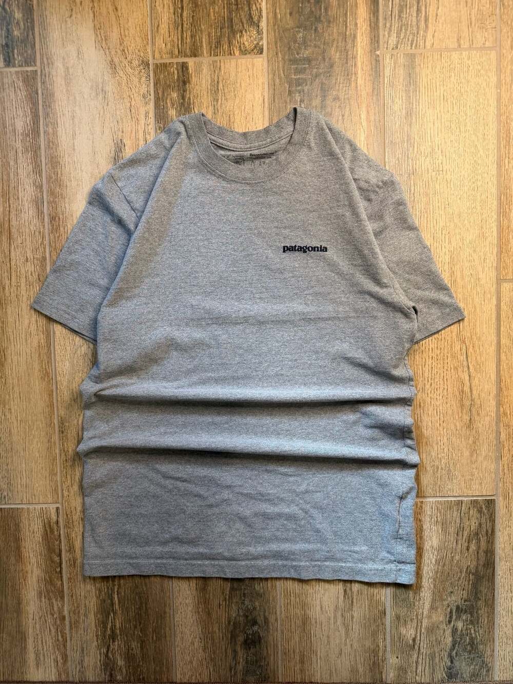 Patagonia P-6 Logo Responsibili-Tee Size S Gray T-Shirt